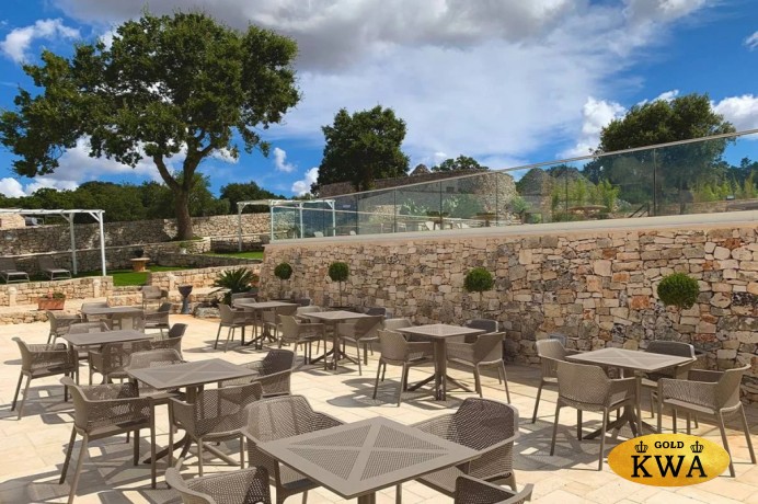 Стол пластиковый обеденный