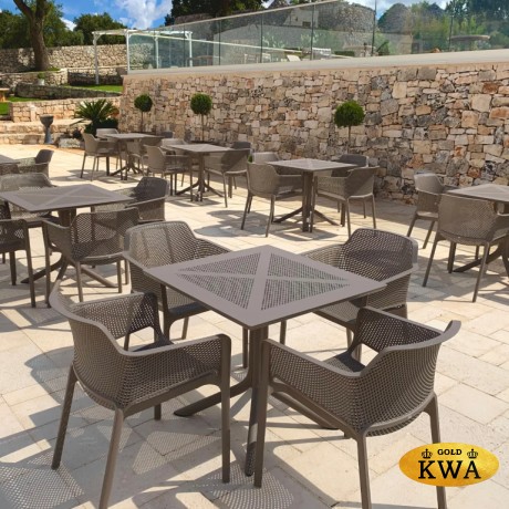 Стол пластиковый обеденный