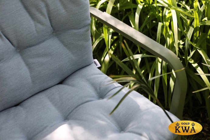 Лаунж-кресло пластиковое с подушкой