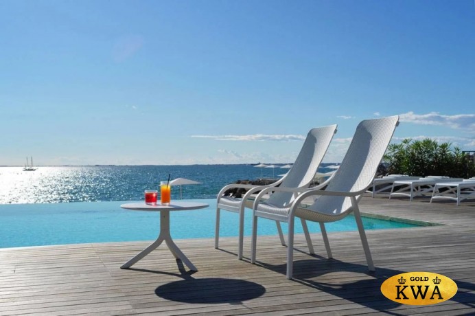 Лаунж-кресло пластиковое с подушкой