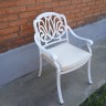 Белое кресло Louis из литого алюминия
