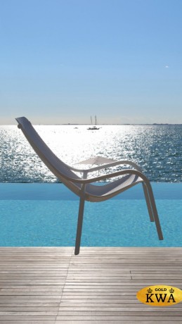 Лаунж-кресло пластиковое с подушкой