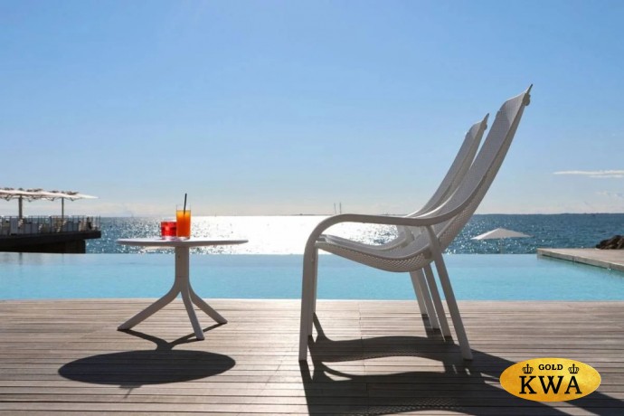 Лаунж-кресло пластиковое с подушкой