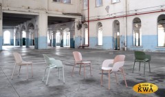 Стул пластиковый с обивкой