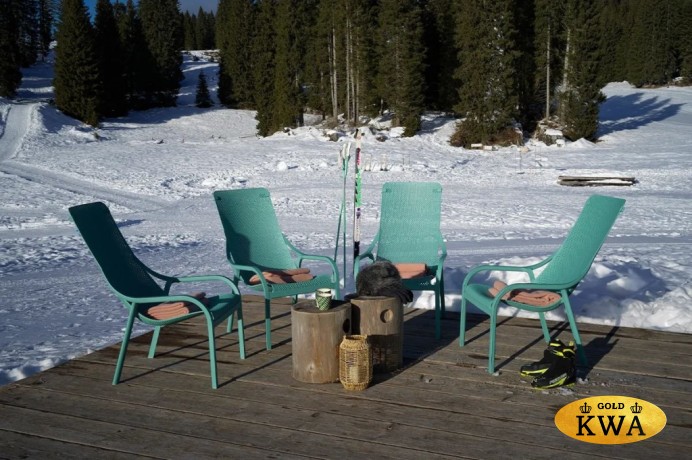 Лаунж-кресло пластиковое с подушкой