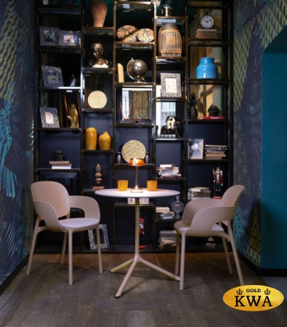 Кресло пластиковое с обивкой