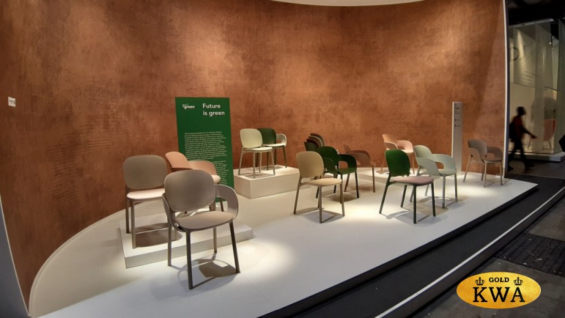 Кресло пластиковое с обивкой