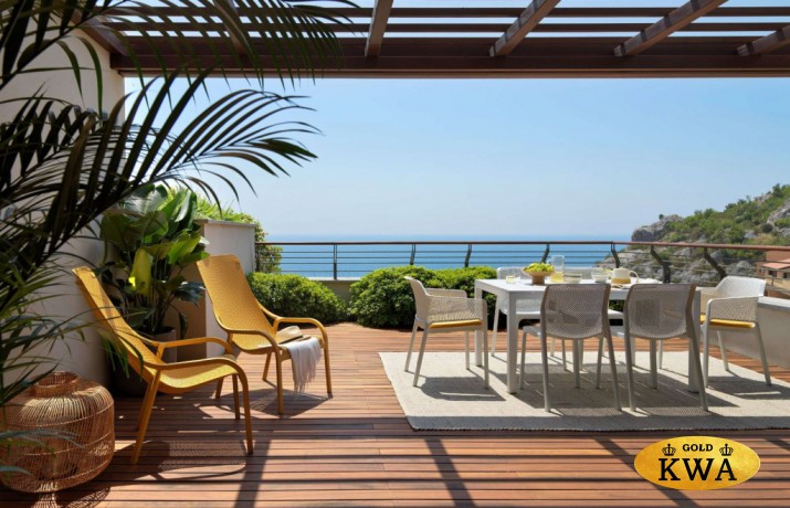 Лаунж-кресло пластиковое с подушкой