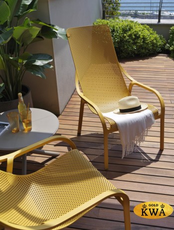 Лаунж-кресло пластиковое с подушкой