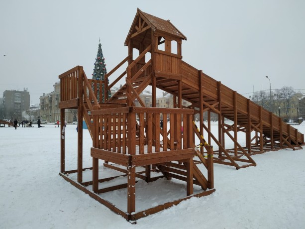 Зимняя деревянная заливная горка Морозко 12м