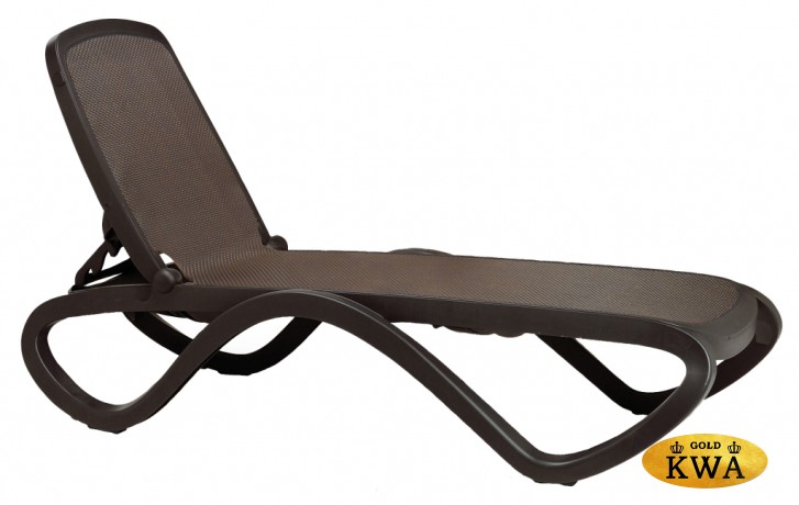 Шезлонг-лежак пластиковый со столиком