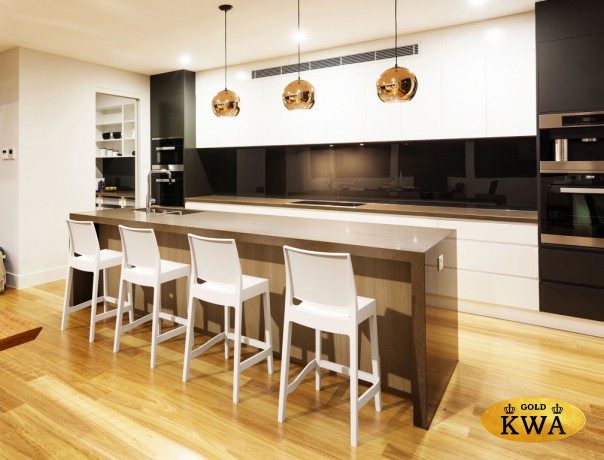 Стул пластиковый полубарный