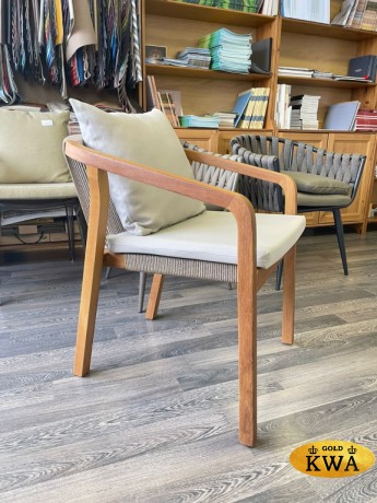 Кресло деревянное с подушками