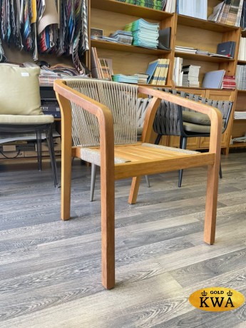 Кресло деревянное с подушками