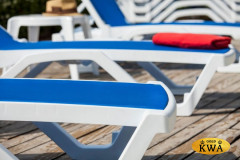 Шезлонг пластиковый MARE слоновая кость/синий  Joygarden