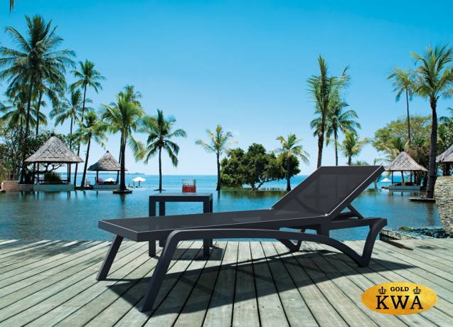 Столик пластиковый журнальный