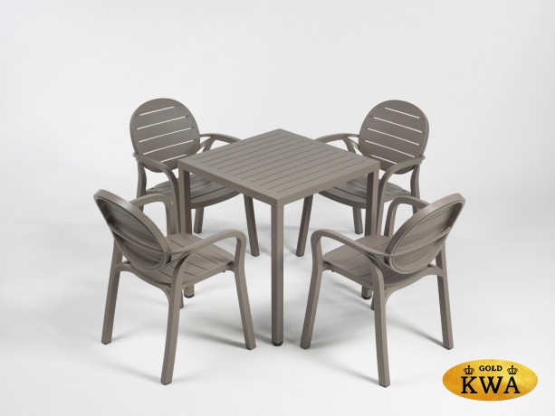 Стол пластиковый обеденный