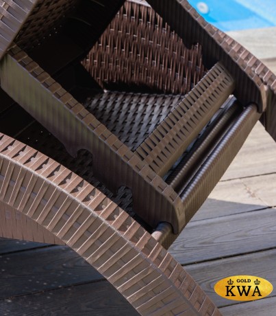 Пластиковый шезлонг MARK коричневый