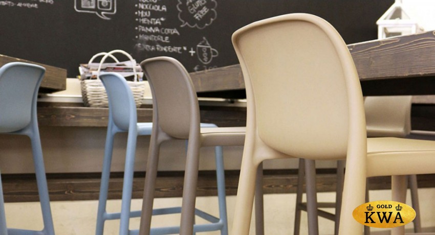 Стул пластиковый полубарный