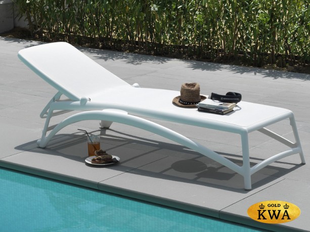 Шезлонг-лежак пластиковый