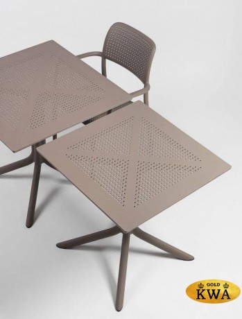 Стол пластиковый обеденный