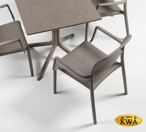 Стол пластиковый обеденный