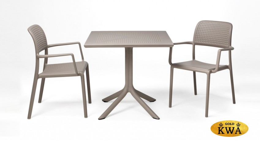 Стол пластиковый обеденный