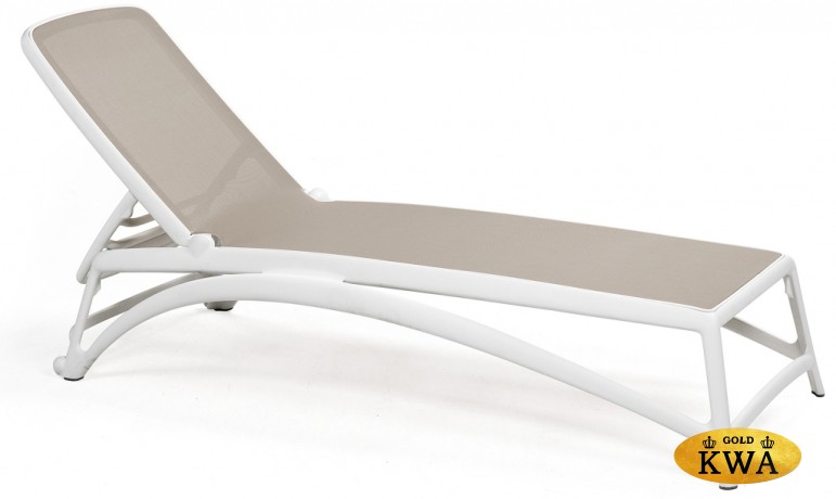 Шезлонг-лежак пластиковый