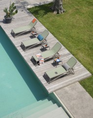 Столик пластиковый для лежака