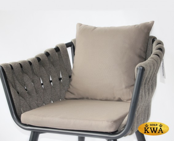 Кресло плетеное с подушками