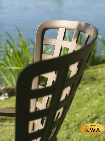 Кресло-качалка пластиковое с подушкой