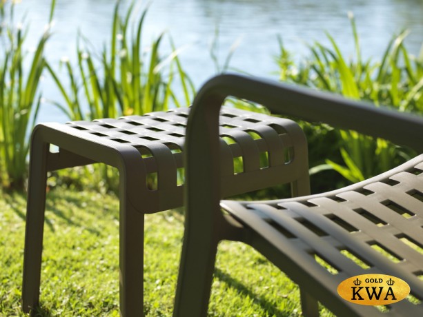 Кресло-качалка пластиковое с подушкой