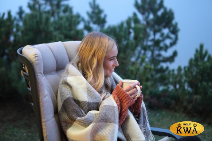 Кресло-качалка пластиковое с подушкой