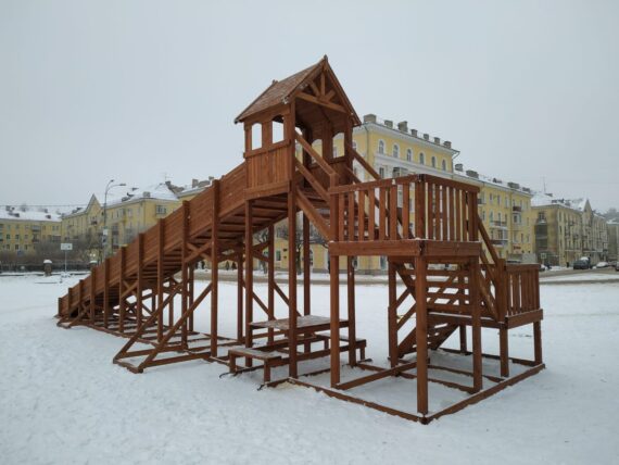 Зимние деревянные заливные горки